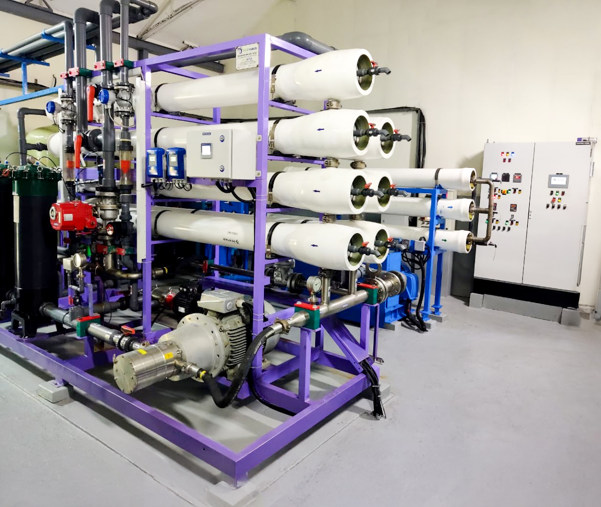 Industrial desalination plant with multi-stage reverse osmosis system and pressure vessels