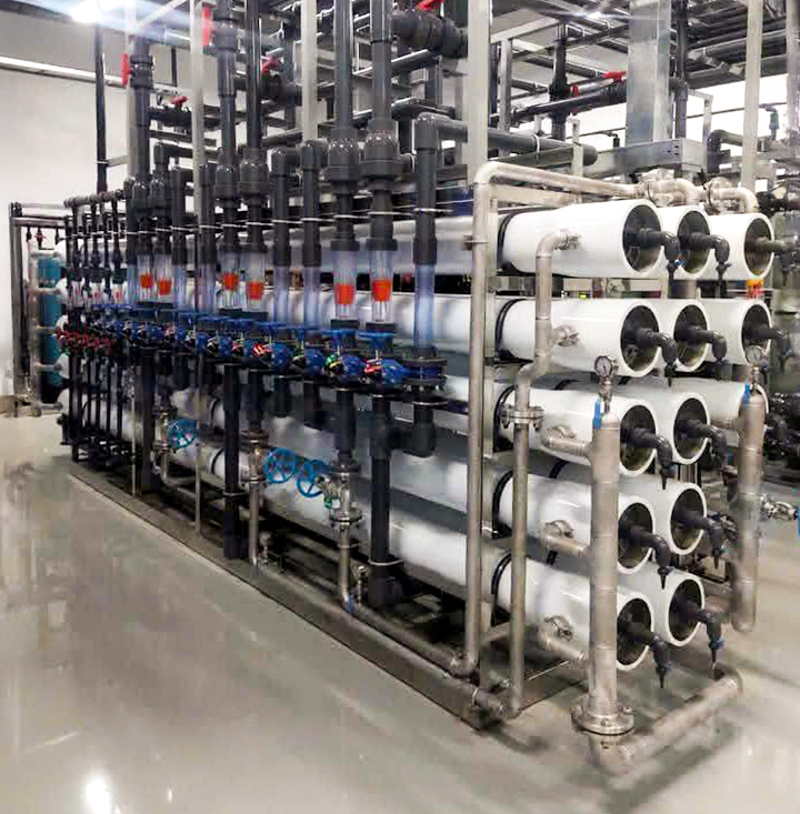 High-capacity reverse osmosis plant with membrane housings for water purification