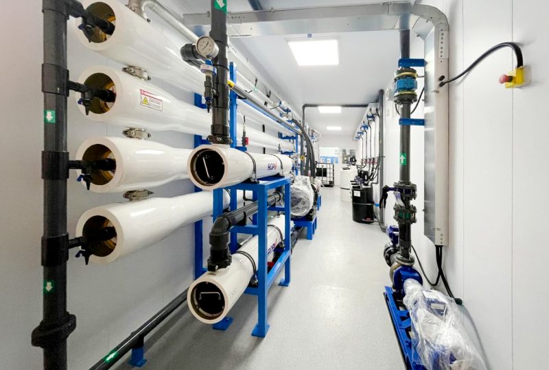 High-capacity reverse osmosis desalination plant in a modular setup