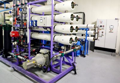 Industrial desalination plant with multi-stage reverse osmosis system and pressure vessels