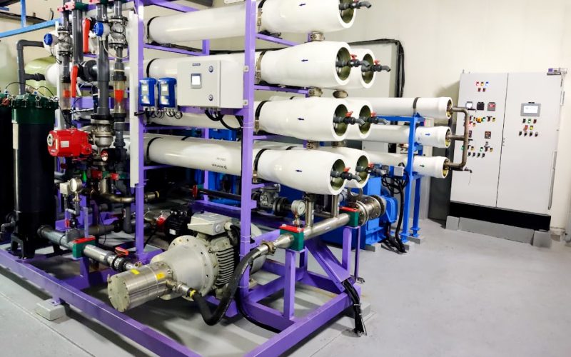 Industrial desalination plant with multi-stage reverse osmosis system and pressure vessels