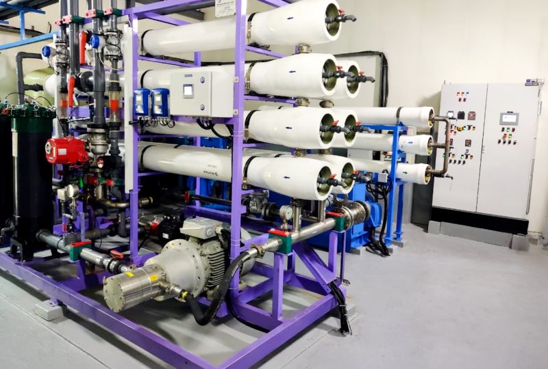 Industrial desalination plant with multi-stage reverse osmosis system and pressure vessels