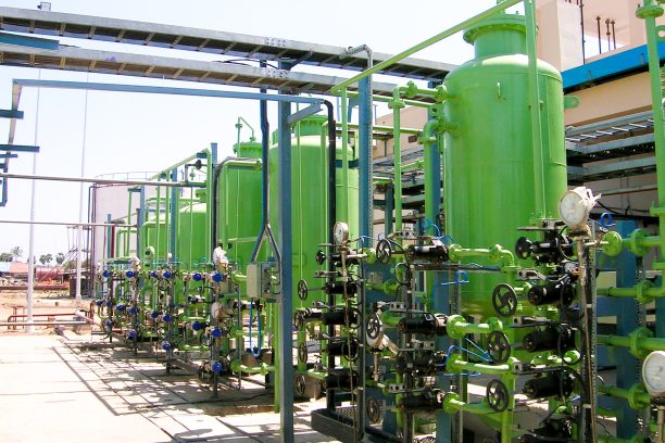 De-mineralization plant with vertical pressure vessels and resin filters