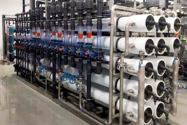 High-capacity reverse osmosis plant with membrane housings for water purification