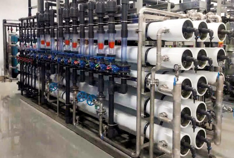 High-capacity reverse osmosis plant with membrane housings for water purification