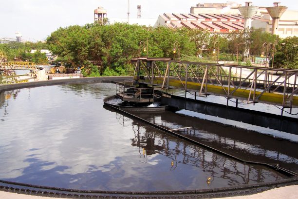 Industrial thickener system with integrated oil separator for wastewater treatment